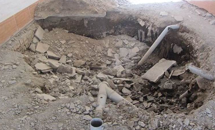 نشت چاه فاضلاب به دلیل لوله های چدنی رسوب گرفته