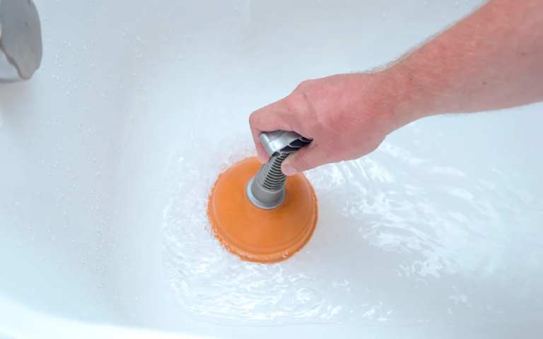 روش باز کردن چاه حمام با تلمبه دستی