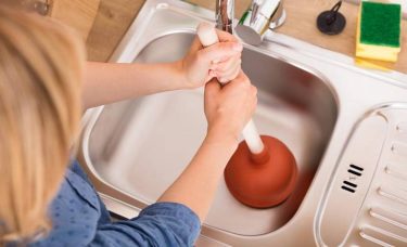 رفع گرفتگی لوله فاضلاب با چاه بازکن دستی