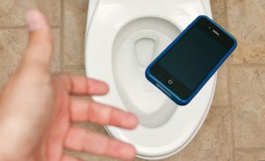 در آوردن اشیا از چاه فاضلاب