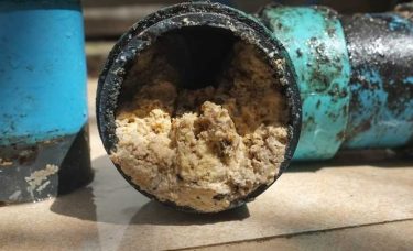 رفع گرفتگی لوله فاضلاب با سیمان